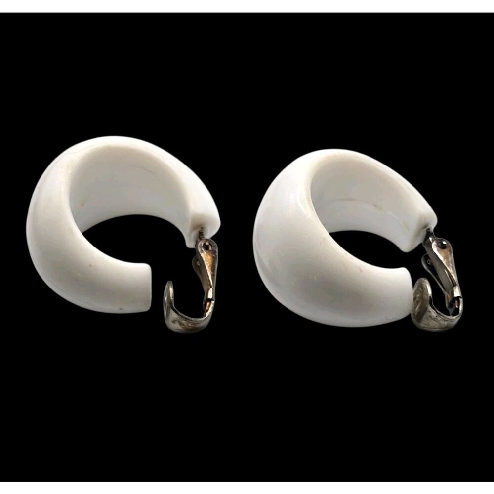 Earrings Vintage White Lucite Hoop Chunky Small Clip On Marked Hong Kong SK3275